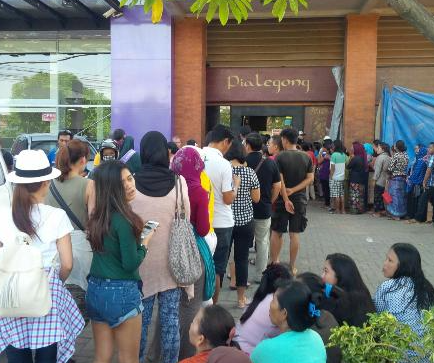 Demi Pia Legong Bali Wisatawan Rela Antri Berpanas Panasan